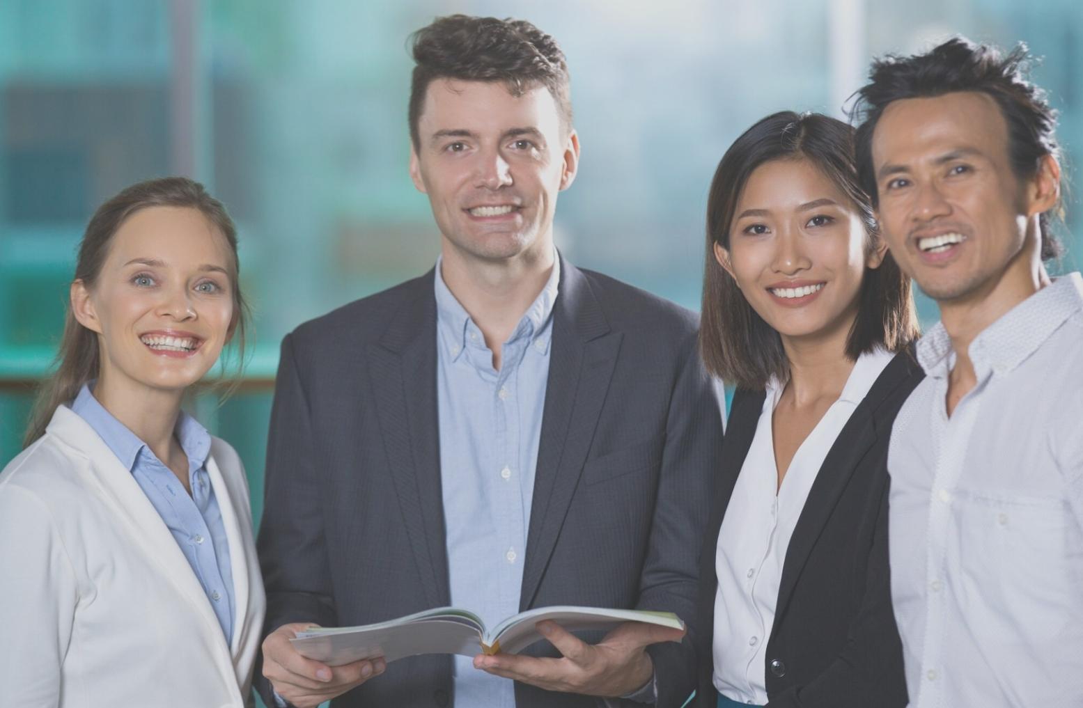 Équipe renqavoruli travaillant sur des prévisions financières dans nos bureaux de Lyon