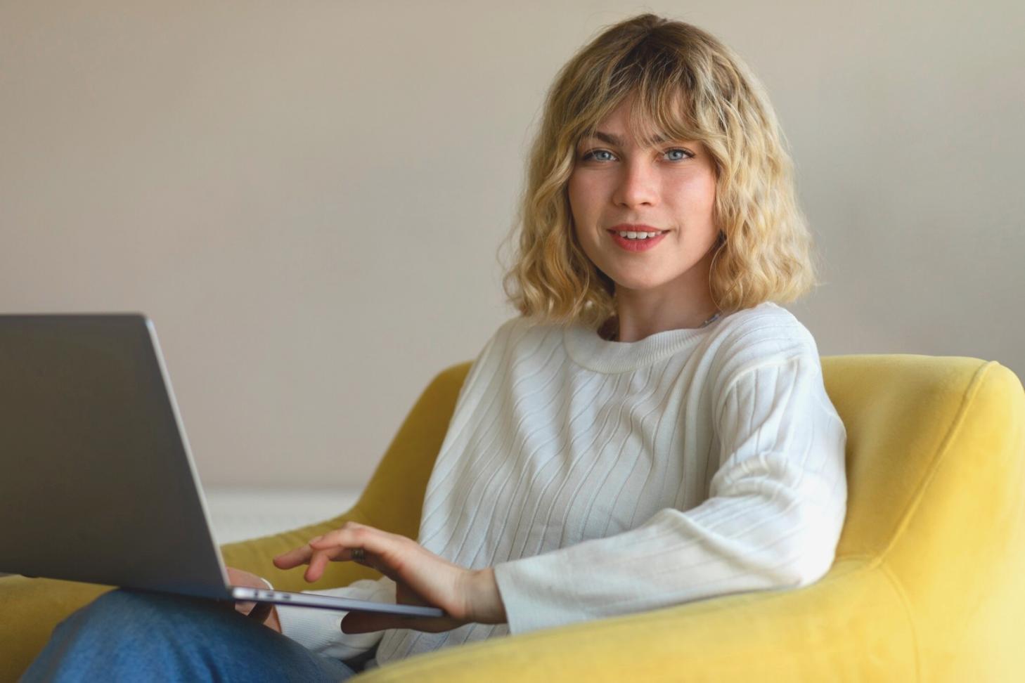 Équipe travaillant sur analyse financière collaborative